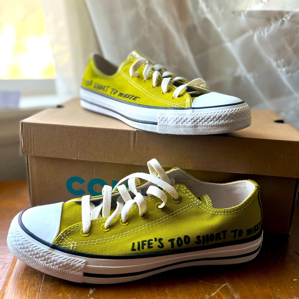 "Life too short to waste!" Converse NWT